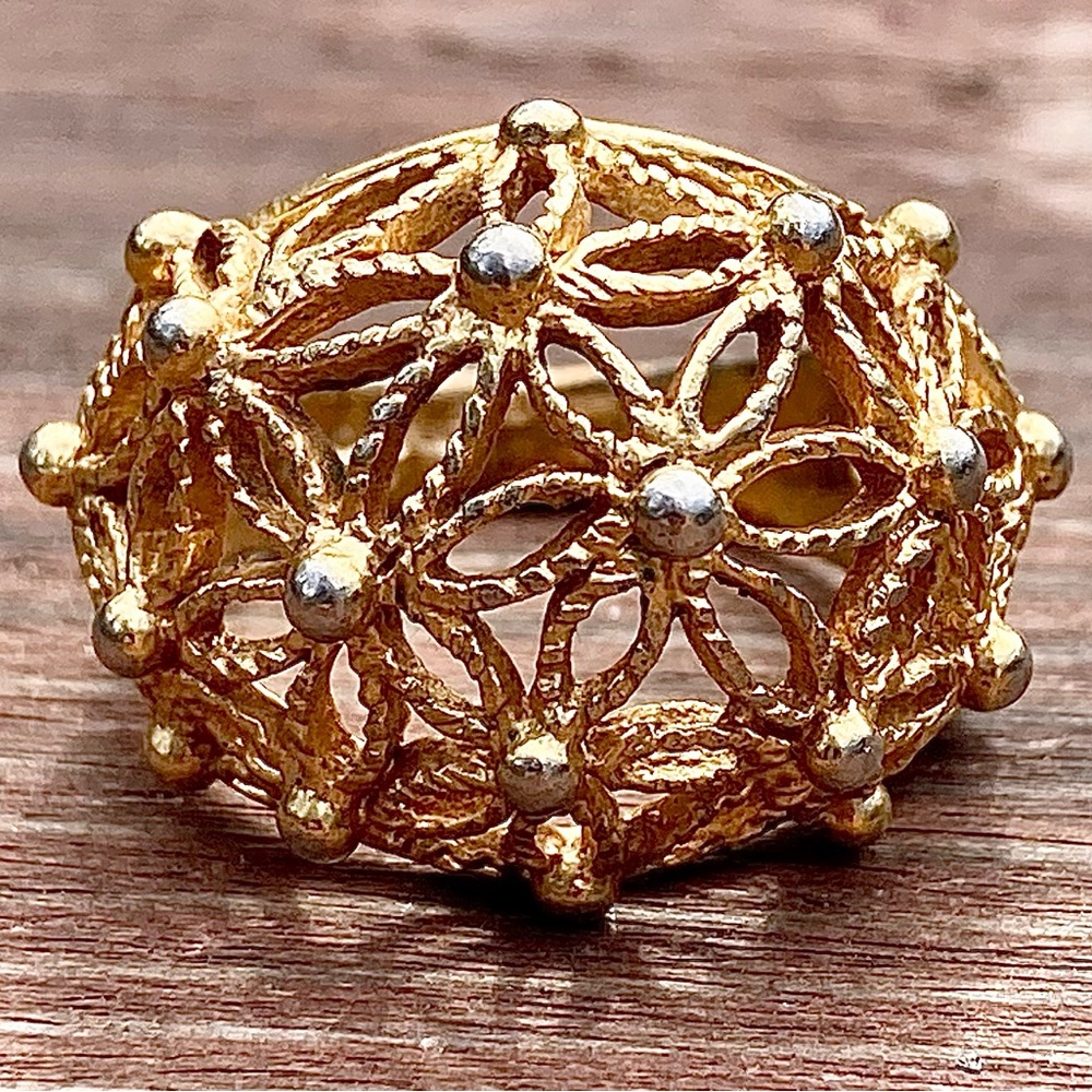 1970’s Avon Open Work Filigree Floral Size 6 Goldtone Gold Tone Ring Vintage